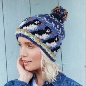 Pachamama Circus of Puffins beanie with pompom, wool, hand knit, EUC